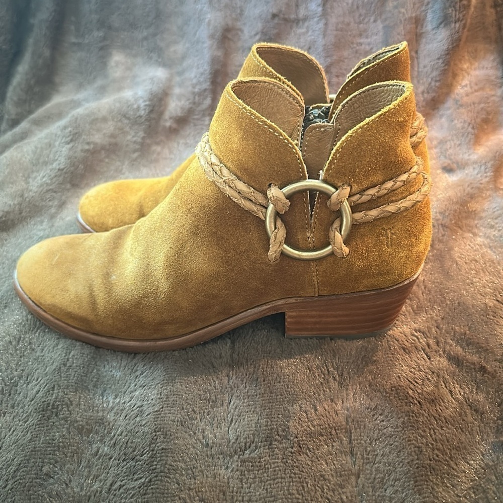 FRYE Carson Braided Harness Suede Ankle Boot Wheat Sz 6.5 - Picture 3 of 13